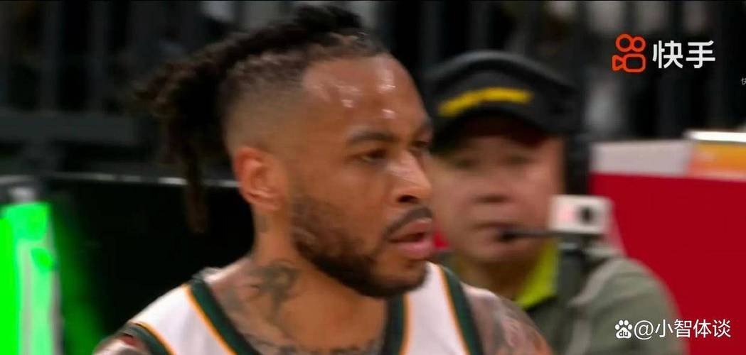 这是咋整的莫兰德命中三分后飞吻庆祝&随后被换下自己也笑了