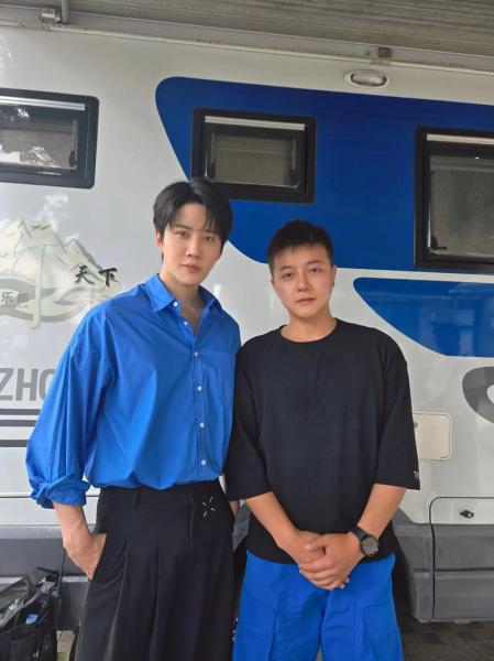 “正巧路过”！韦世豪惊喜客串电影秀脚法，教育泰国男演员吴翊歌