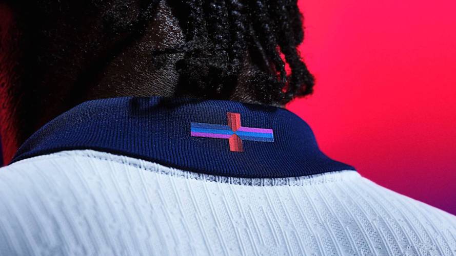 英格兰队球衣售价高昂引发争议，英国首相发言人：理解球迷的不满