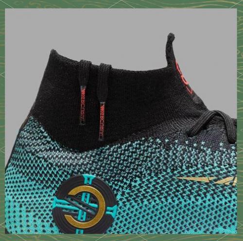 谁能踢上世界杯决赛用球谍照：白色为底，搭配金色和黑色细节