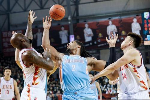 没有放弃！朱松玮连续冲筐打成2+1疯狂追分分差仅剩5分