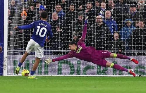 萨哈：范德芬能帮助曼联更进一步，他若加盟将是令人兴奋的补充