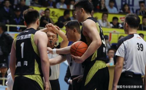 这是真痛！刘正清一条龙上篮顶到桑普森下体被追加违体犯规