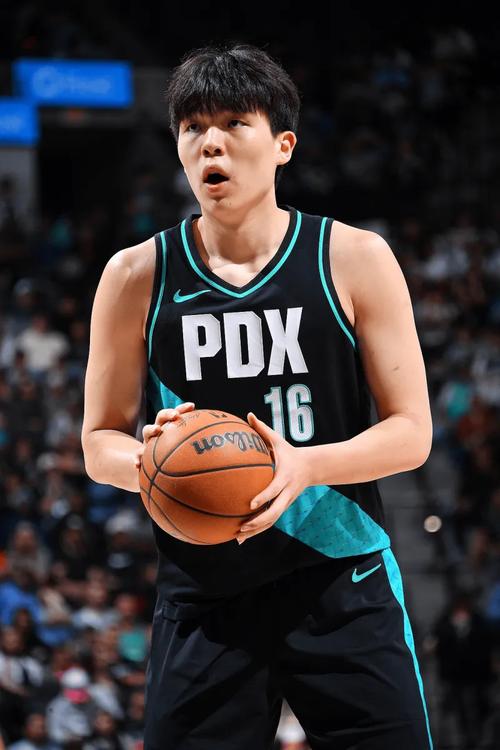 媒体人指出杨瀚森在防守和移动方面的提升很明显，但在最后的把握上还需加强_NBA直播