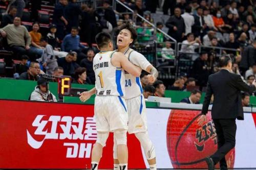 北京9088险胜同曦，赵睿24+6，周琦10+9，祝铭震19分