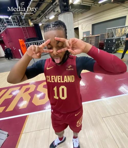 加兰在快船生涯的开局表现令人印象深刻，甚至连伦纳德也为之折服